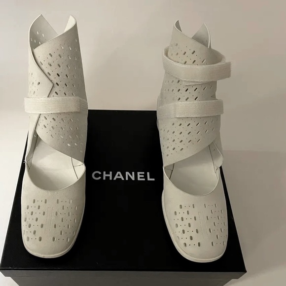 AUTHENTIC CHANEL 17S PERFORATED SUEDE WHITE SHORT BOOT $1125 42EU/12US - Picture 11 of 11